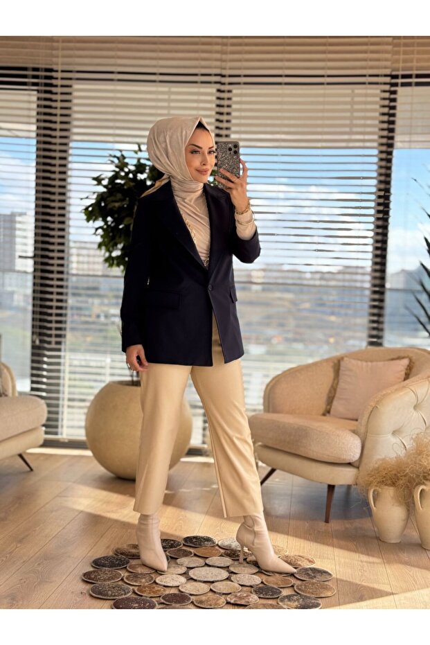 35039 سترة أساسية ضيقة باللون الأزرق الداكن