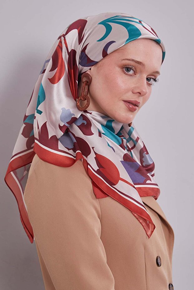 وشاح كريستالي بنمط زهرة التوليب الحمراء