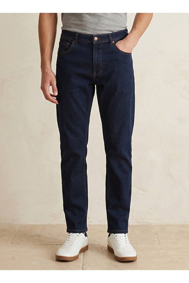 بنطال جينز بقصّة Slim Fit ومتوسط الارتفاع