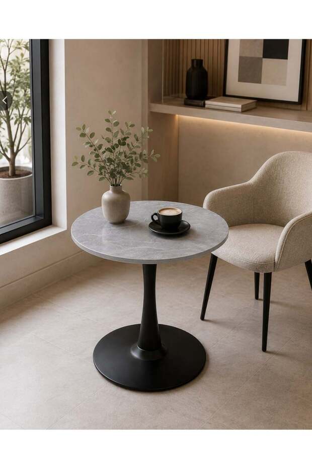 طاولة طعام دائرية فاخرة بسطح رخامي رمادي وقاعدة معدنية سوداء بتصميم توليب مودرن – طاولة كافيه ومطعم