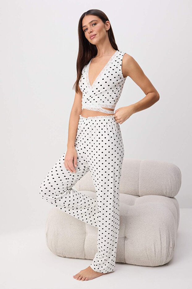 Trendyolmilla  Beyaz Puantiyeli Kruvaze Dantel Detaylı Viskon Örme Pijama Takımı THMSS26PT00061 - Görsel 3