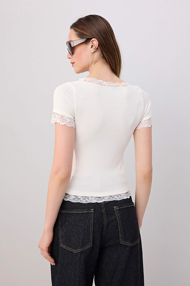 Ekru Fitted/Vücuda Oturan Havuz Yaka Dantel Detaylı Crop/Kısa Yumuşak Örme Bluz TWOSS26BZ00915 - 4