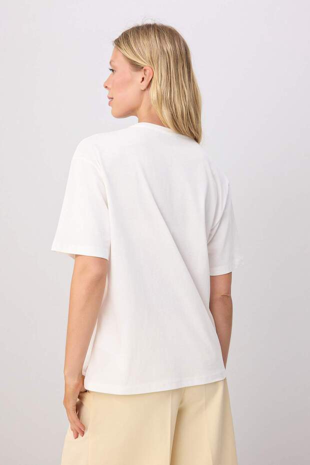 Beyaz %100 Pamuk Deniz Kabuğu Baskılı Bisiklet Yaka Oversize Örme T-Shirt TWOSS26TS00351 - 4