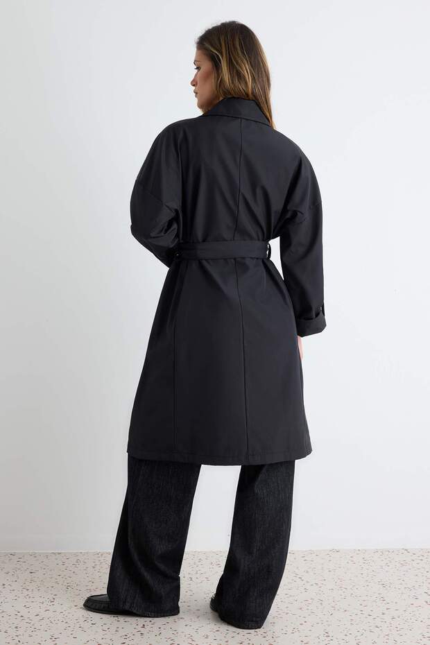 Siyah Oversize Kuşaklı Su İtici Uzun Trençkot TWOAW24TR00019 - 4