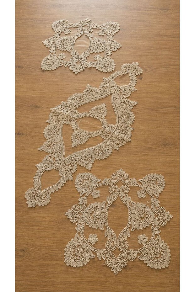 3 قطع من مفارش الطاولة، 2 مناديل مقاس 36x36 سم. طقم مفرش طاولة مطرز مقاس 80x35 سم على قماش التول