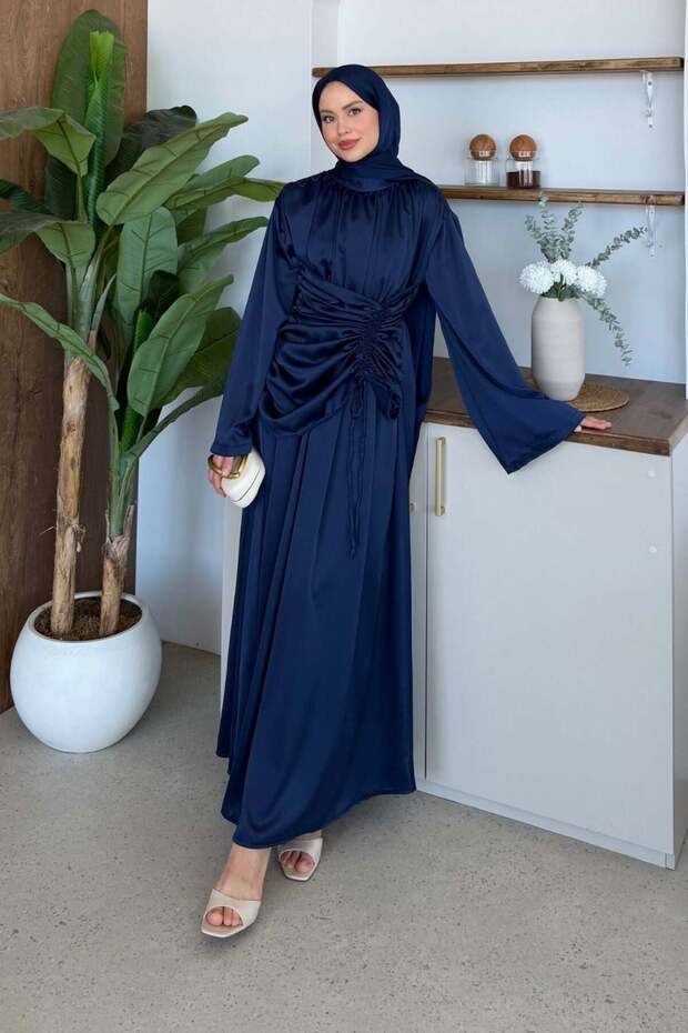فستان ميريلا من الساتان باللون الأزرق الداكن
