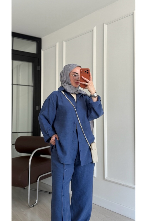 بدلة نسائية من الكتان بتفاصيل أزرار