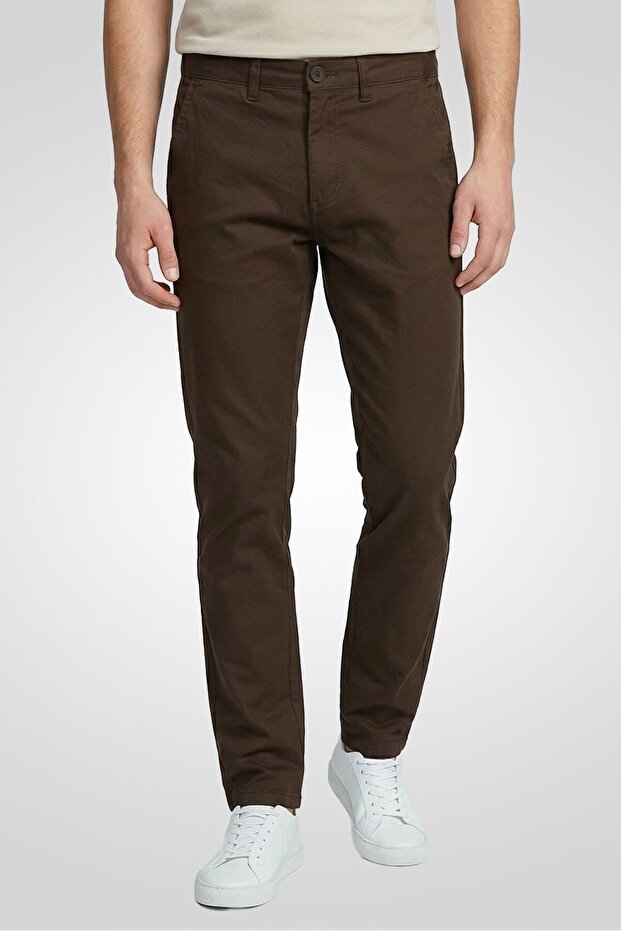 بنطال تشينو سادة بقصّة Slim Fit للرجال، بني