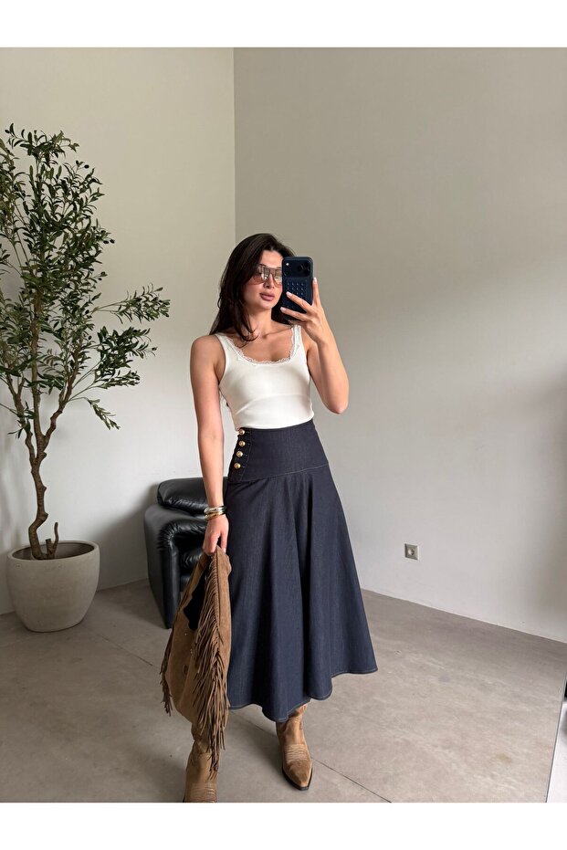 تنورة جينز زرقاء داكنة مع أزرار ذهبية