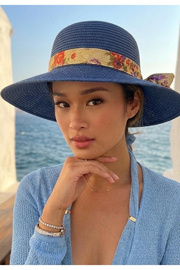 قبعة نسائية من القش مع وشاح عملي
