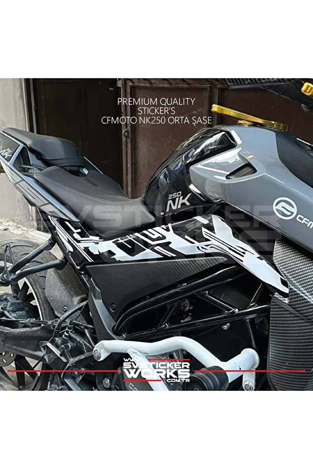 ملصق CFMOTO NK250 GEN1 - GEN2 ذو النمط الرقمي للهيكل الأوسط من SVSTICKERWORKS