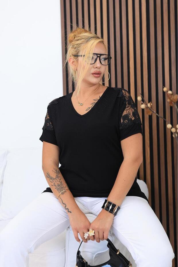 بلوزة كبيرة الحجم مزينة بزخارف زهور على الأكتاف