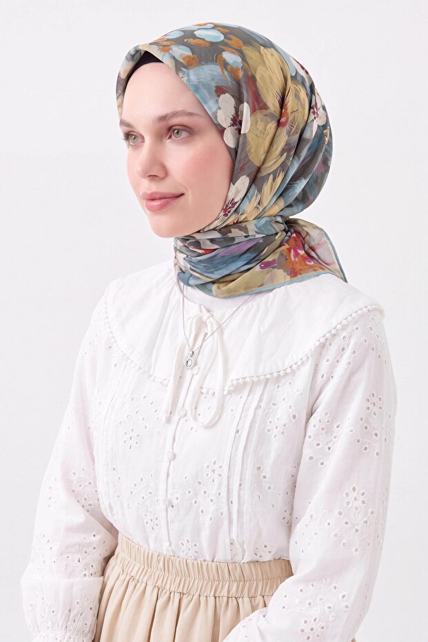 وشاح ناعم بنقشة زهور باللون الرمادي الداكن