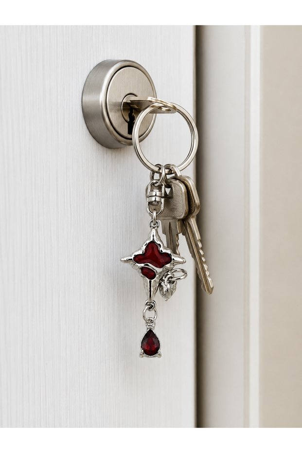 Metal Keychain with Red Detailed Gothic Cross Figure – Elegant Bag and Key Accessory