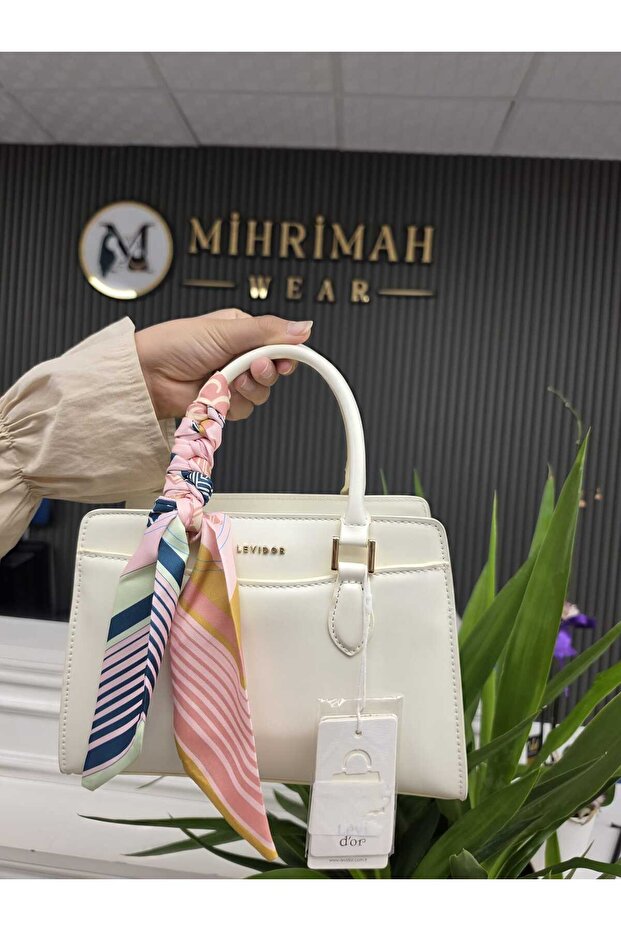 Women hand and shoulder bag