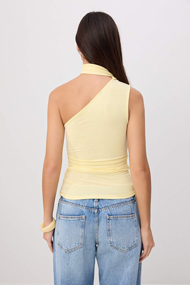 Sarı Fitted/Vücuda Oturan Asimetrik Yaka Bağlama Detaylı Yumuşak Örme Bluz TWOSS26BZ00480 - 4