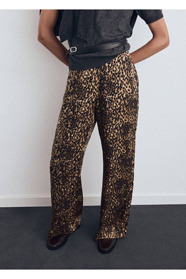 Satin pants with leopard print
