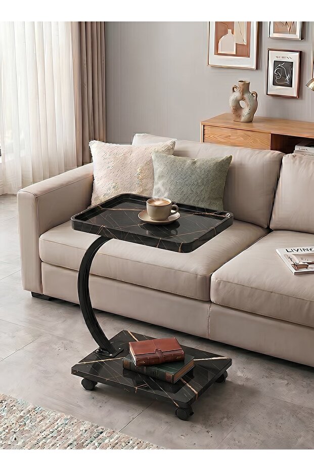 طاولة جانبية على شكل حرف C بعجلات، ذات طبقتين، سطح خشبي وإطار معدني، 60×40×30 سم، لون أسود