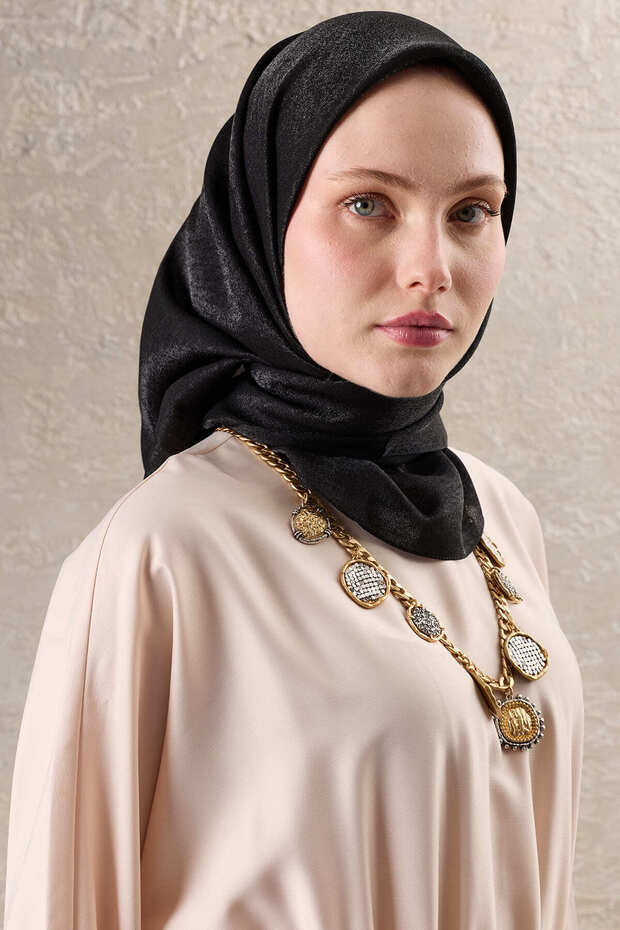 وشاح أسود بلون العنبر