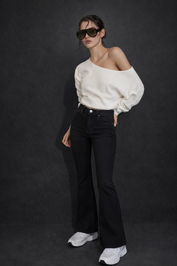 Spanish Style Straight-Leg Jeans Pants