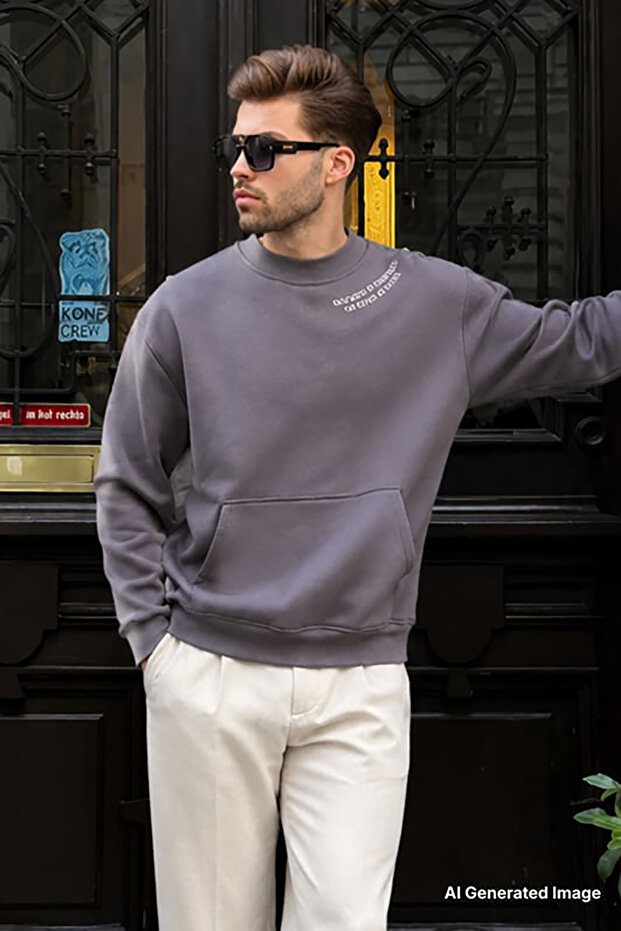 Smoked Crew Neck Embroidery Detailed Pocketed Men's Sweatshirt 7049
