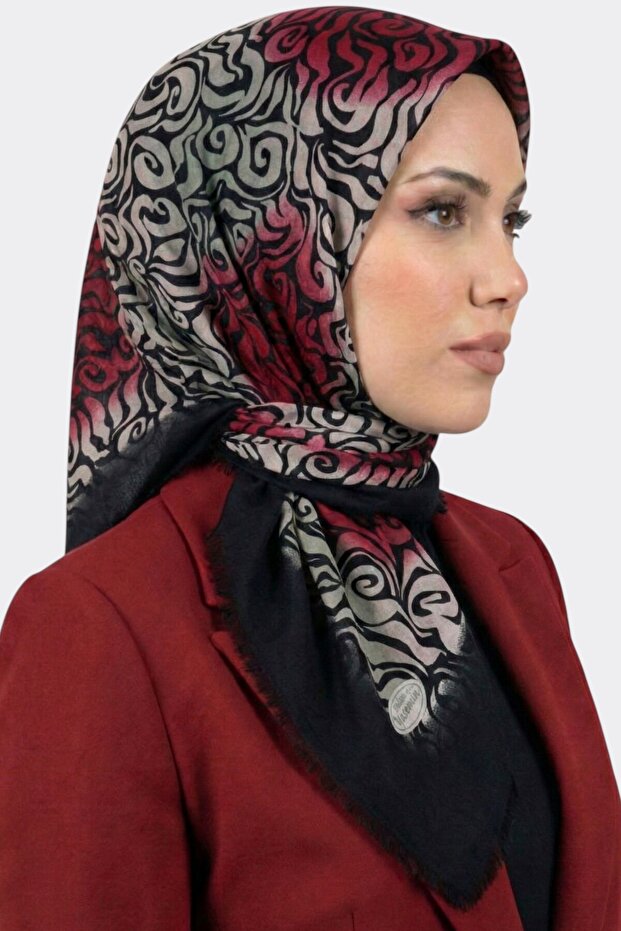 وشاح نسائي منقوش باللونين الأسود والوردي