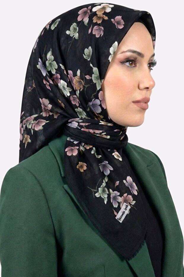 وشاح نسائي أسود مزين بنقشة الزهور