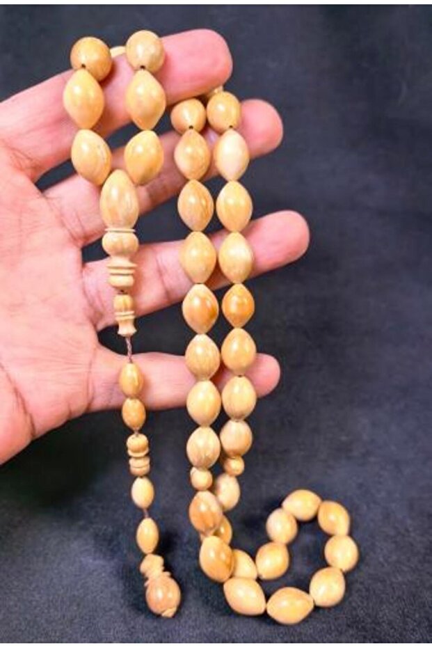 مسبحة مصنوعة من ثمار الكوك، تتميز بلونها الأبيض.