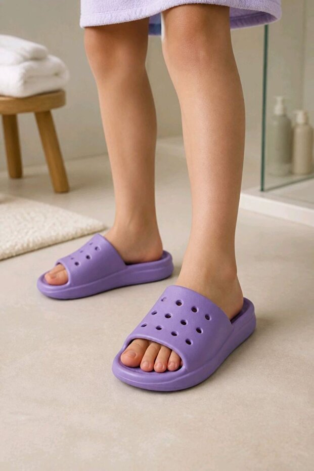 Size 31 Luxurious and Showy Straw Look Slippers