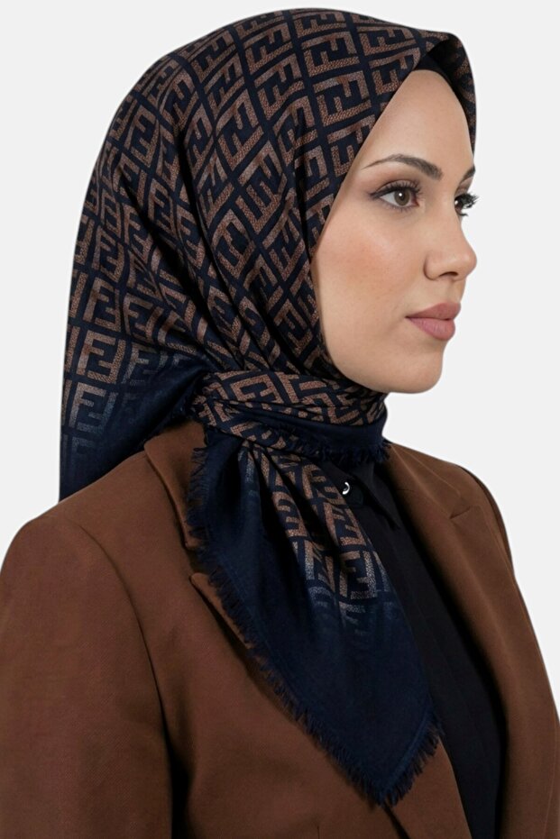 وشاح نسائي مزين بنقشة F باللون الأزرق الداكن