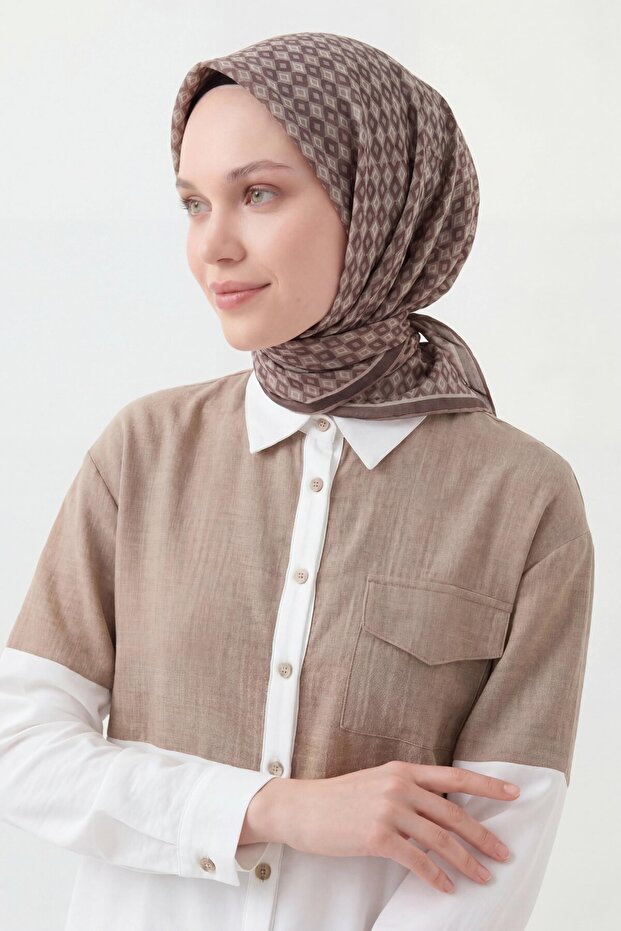 وشاح ناعم بتصميم هندسي عتيق بلون المنك الداكن