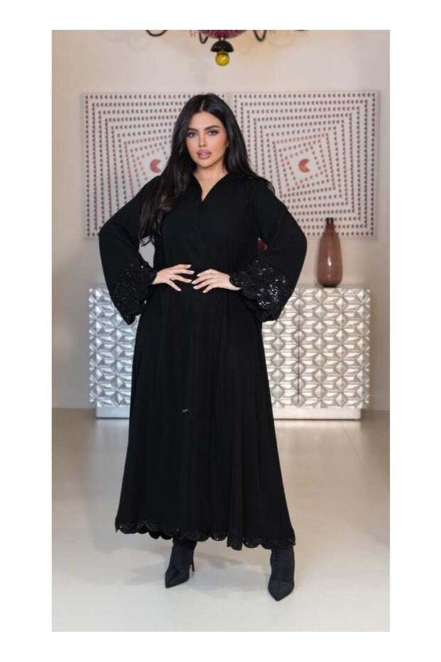 عباءة سوداء مزينة بالترتر الأسود