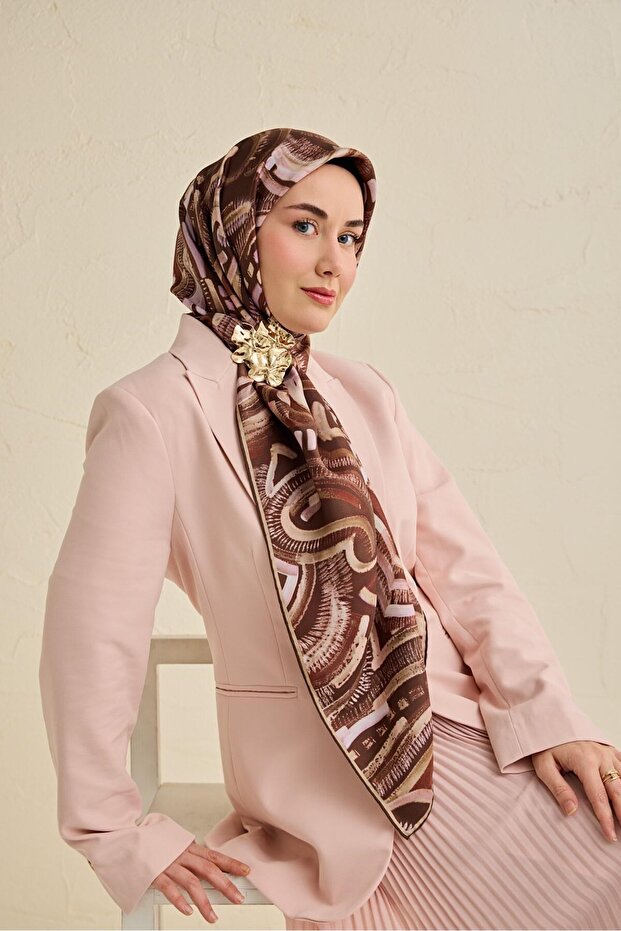 وشاح حريري من التويل بنمط تجريدي بلون بني حار 90x90