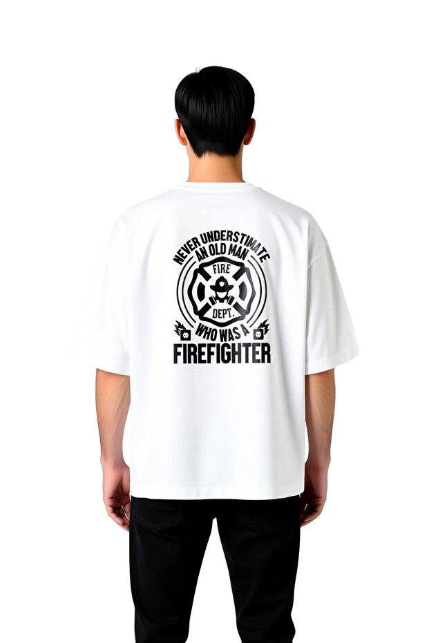تي شيرت رجالي كبير الحجم مطبوع عليه "Old Firefighter Never Underestimate"
