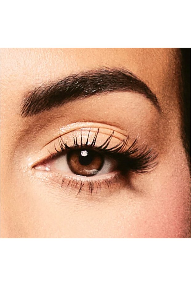 زوج من العدسات اللاصقة بلون الجوز