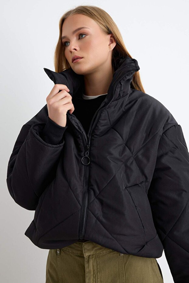 Siyah Oversize Kalıp Su İtici Şişme Kapitone Mont TWOAW24MO00146 - 1