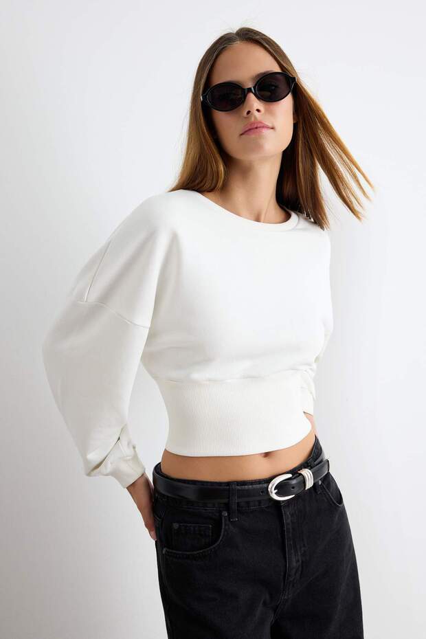 Ekru Kalın Şardonsuz Bele Oturan Bisiklet Yaka Regular Kalıp Crop Boy Örme Sweatshirt TWOAW27SW00047