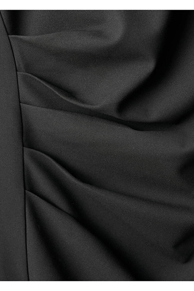 Gerafftes Kleid mit Neckholder-Ausschnitt - 5