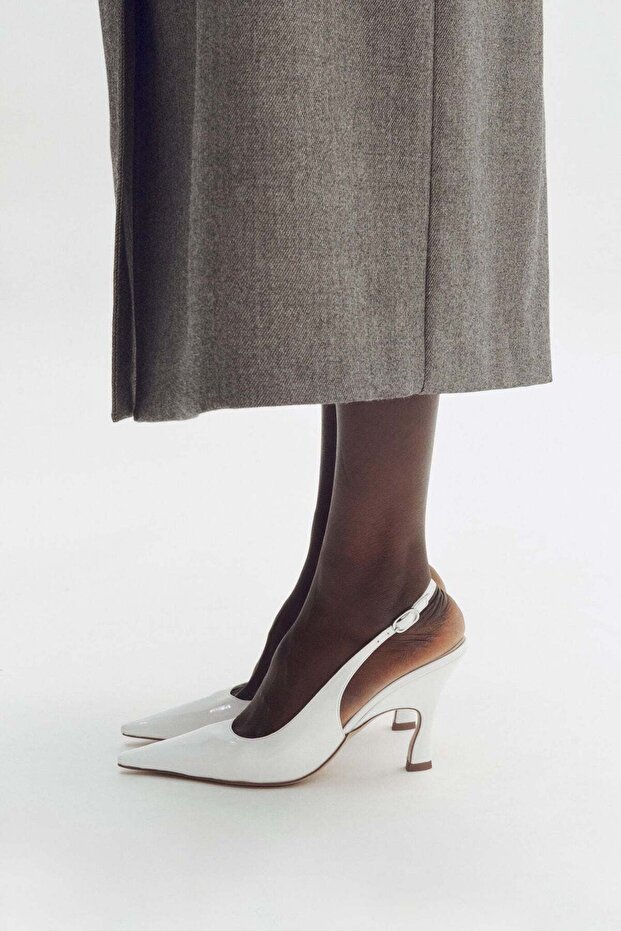 Pointed slingbacks