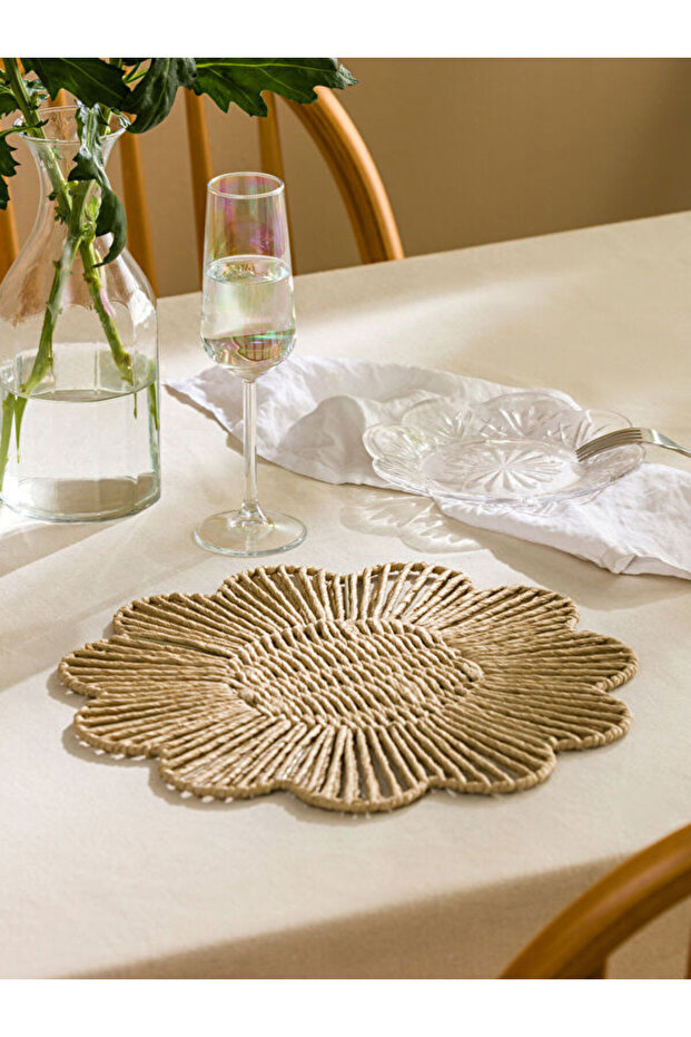 Esvab • Modern & Distinctive Flower Embroidered Straw Plate 38 cm