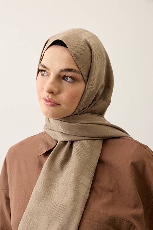 شال جاكار حريري بنمط منقوش