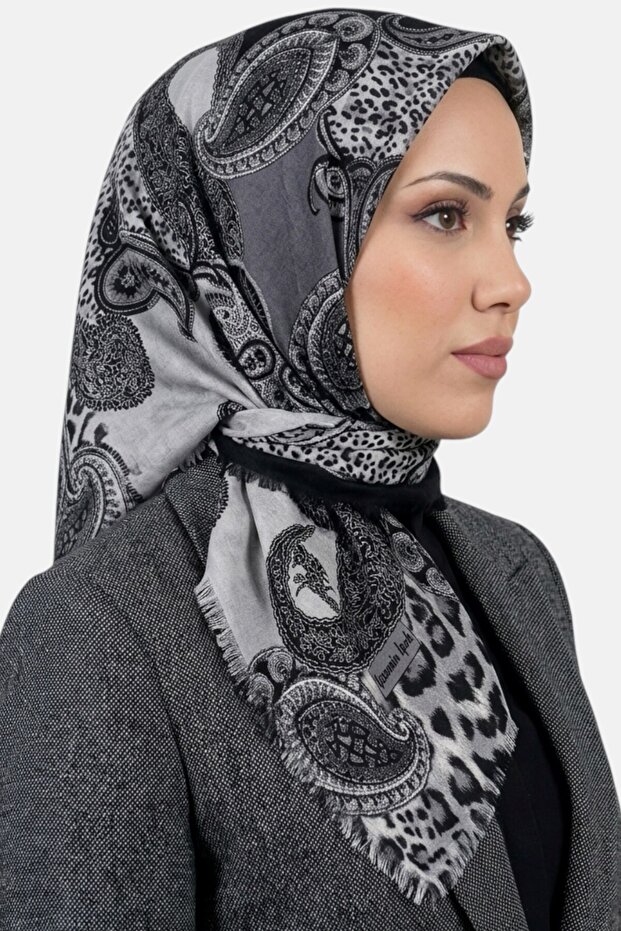 وشاح نسائي مزين بنقشة الفهد والبايسلية باللون الرمادي