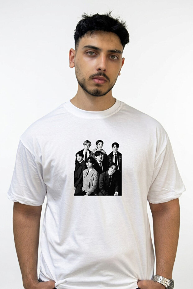 تي شيرت أبيض كبير الحجم مطبوع بتصميم BTS_3