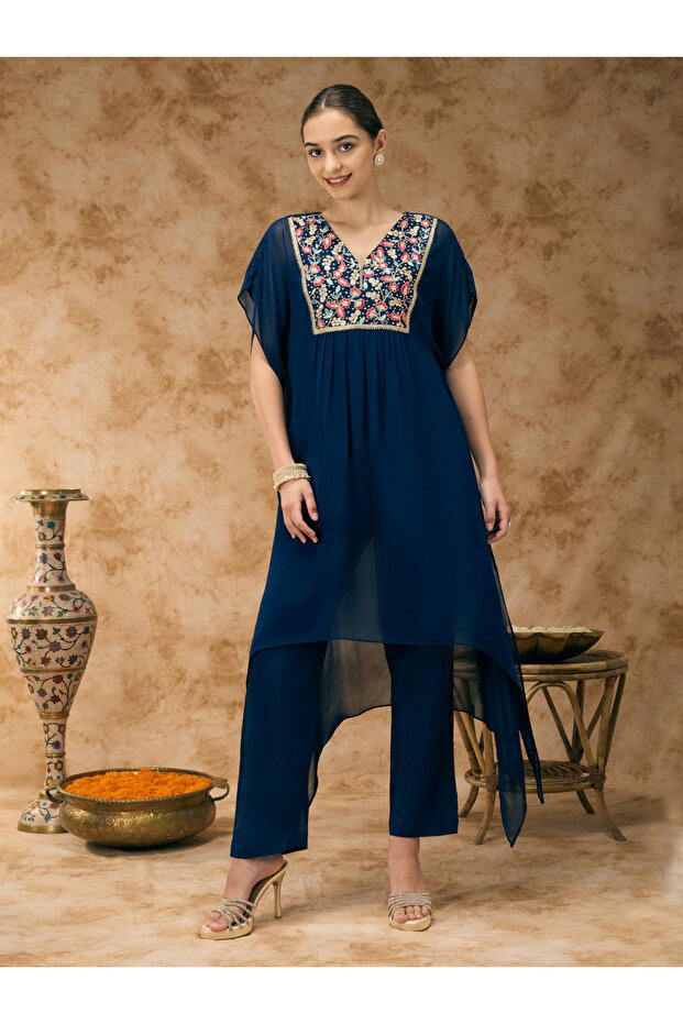 طقم كافتان أزرق بحري مطرز بياقة مطرزة وحافة غير متماثلة