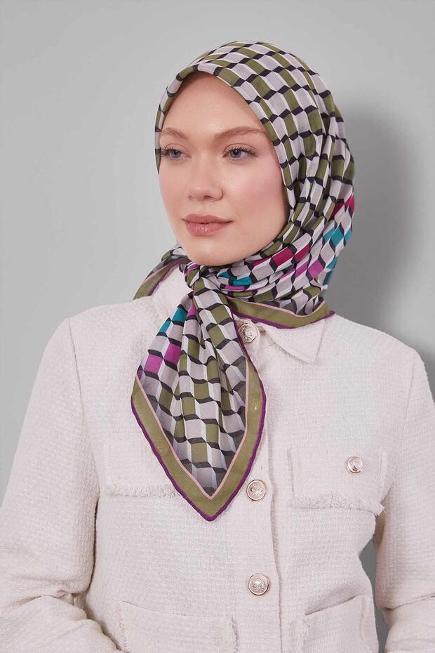 وشاح ناعم بنمط مكعبات اللون الأخضر الزيتوني