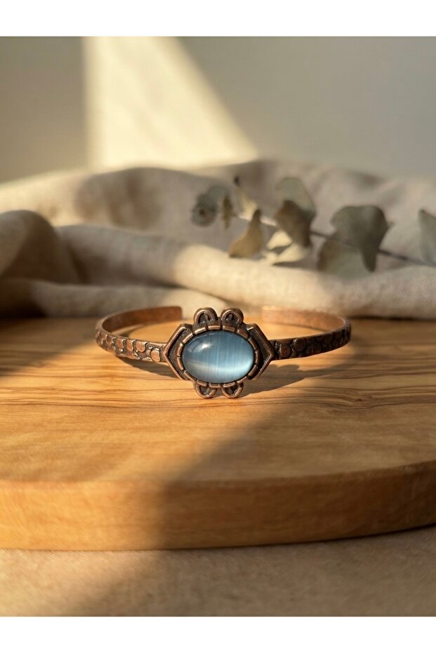 Elegant and Adjustable Embossed Copper Bracelet with Blue Cat's Eye Natural Stone