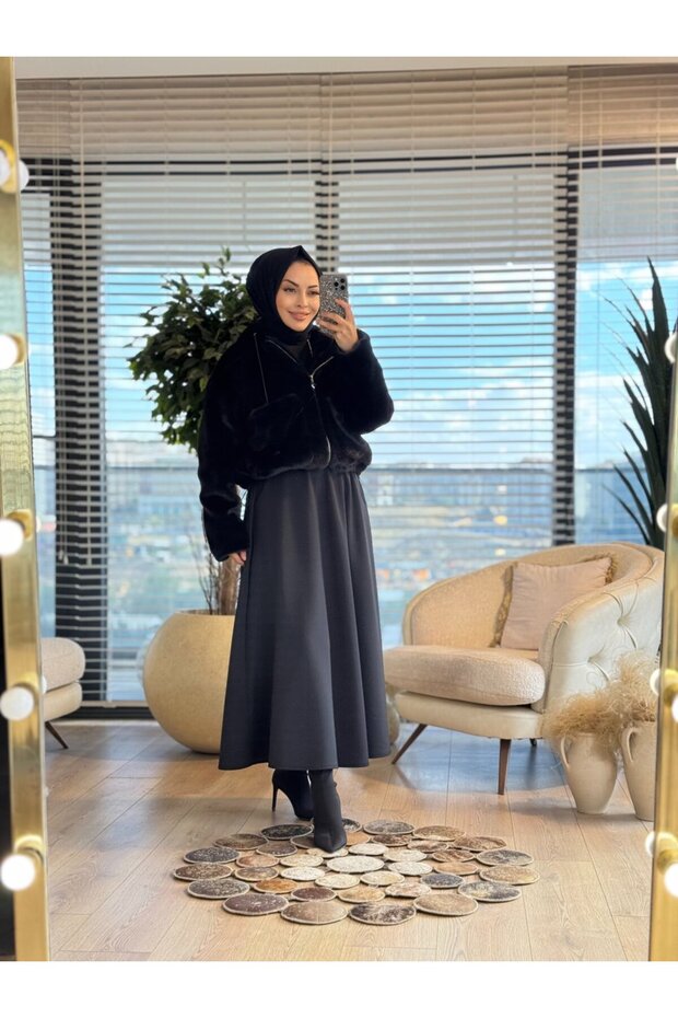 1005183 معطف فرو قصير بقلنسوة باللون الأسود