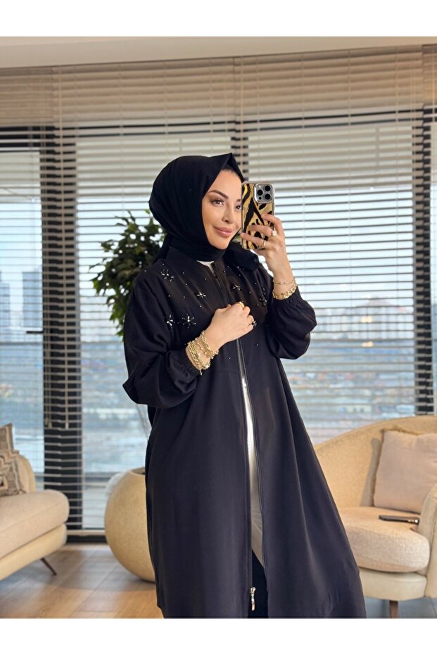 15253 حقيبة أمامية بسحاب مزينة بتطريز زهور حجرية وجيوب باللون الأسود
