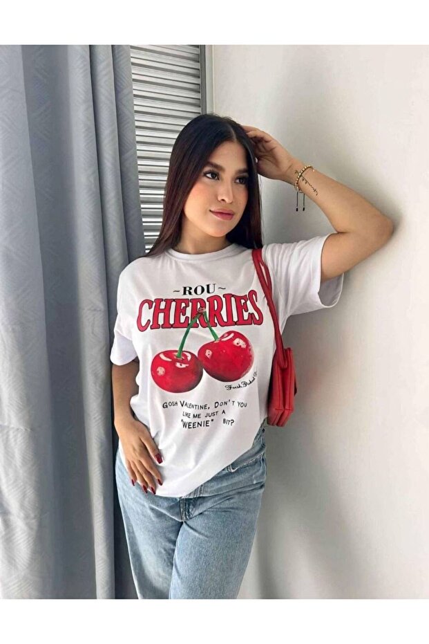 تي شيرت نسائي أبيض كبير الحجم مطبوع عليه شعار الكرز و "Mon Chéri"