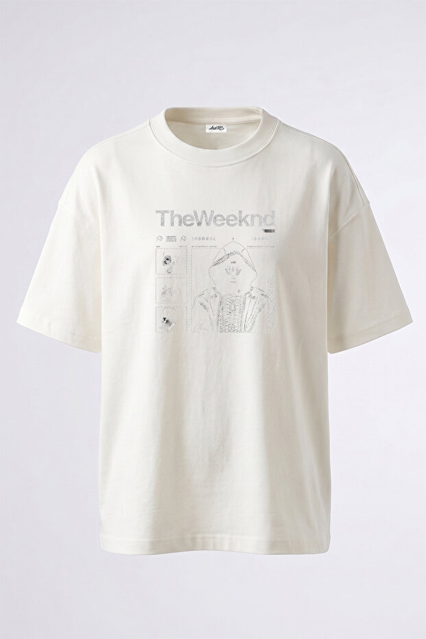 تي شيرت أبيض كبير الحجم مطبوع بتصميم The Weeknd_19